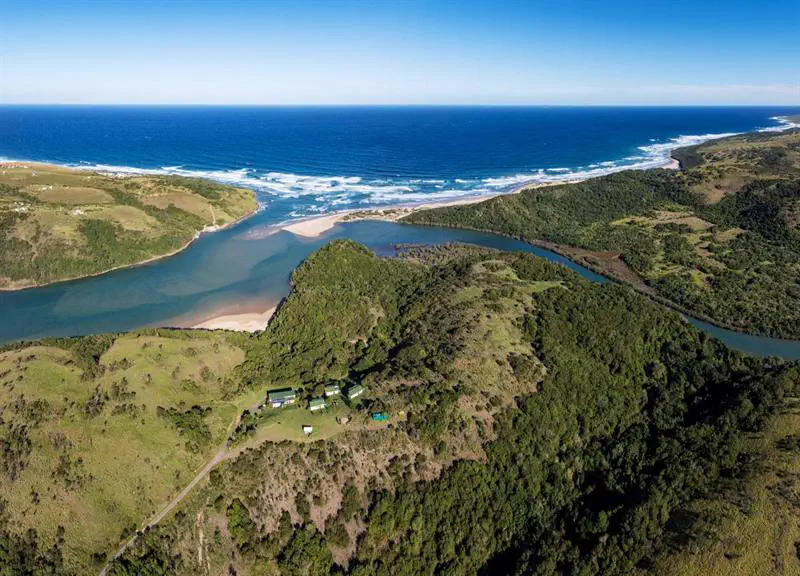 The lodge, grassland and ocean