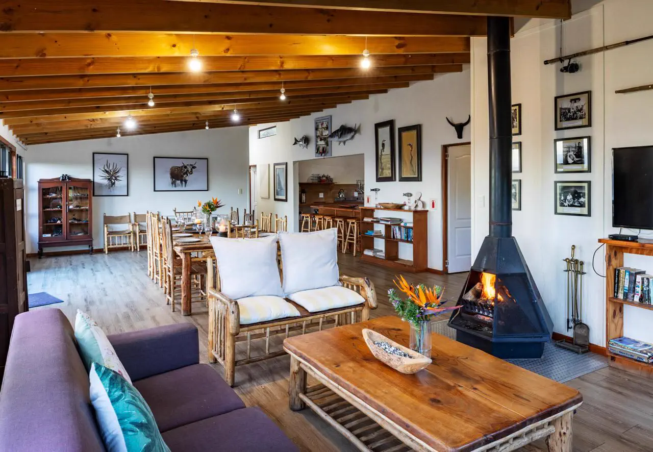 Lounge with sofas, a coffee table and a wood-burning fireplace
